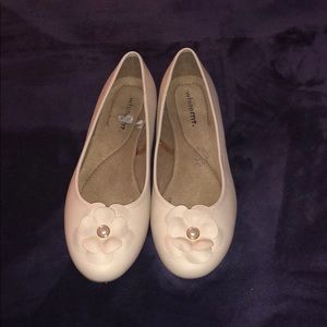 Cream ballet flats with 3D flower